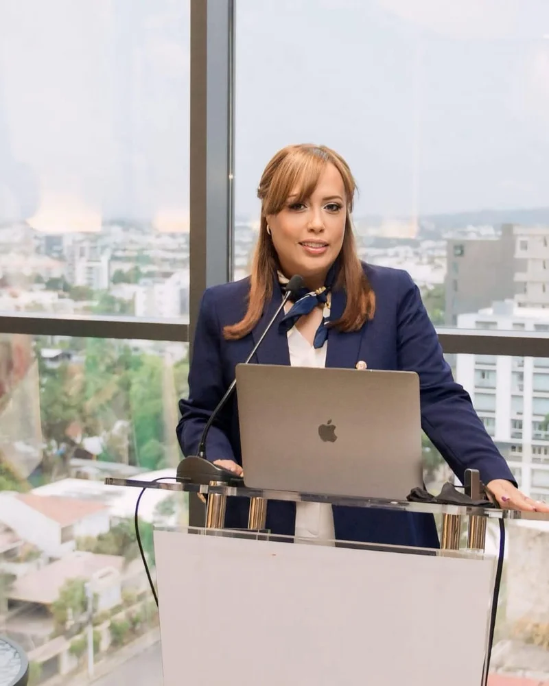 Dra. Verónica Lockward presentando en conferencia médica